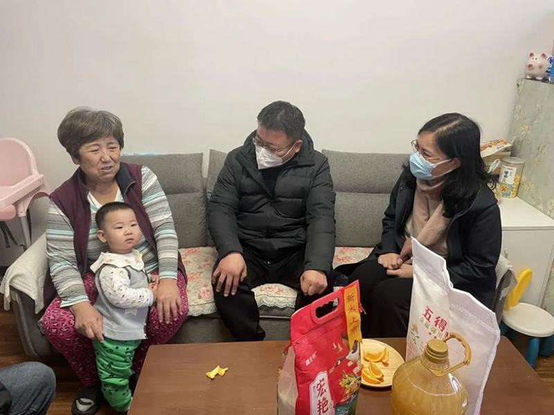 董事長參加“人大代表、政協(xié)委員走進社區(qū)，開展居民議事協(xié)商”活動.jpg